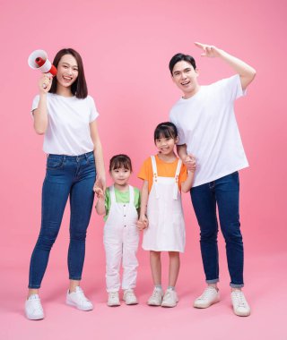 Arka planda genç Asyalı aile