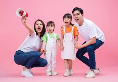 Arka planda genç Asyalı aile