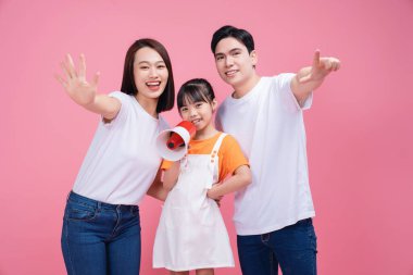 Arka planda genç Asyalı aile