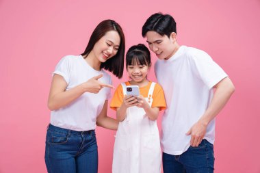 Arka planda genç Asyalı aile