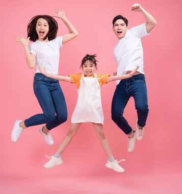 Arka planda genç Asyalı aile