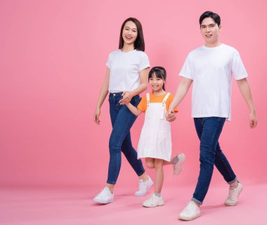 Arka planda genç Asyalı aile