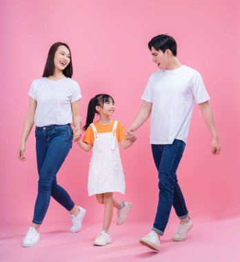 Arka planda genç Asyalı aile