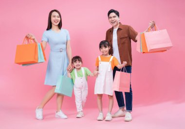 Arka planda genç Asyalı aile