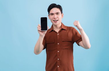 Arkaplanda Asyalı genç bir adamın resmi