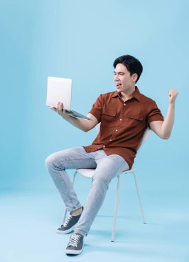 Arkaplanda Asyalı genç bir adamın resmi