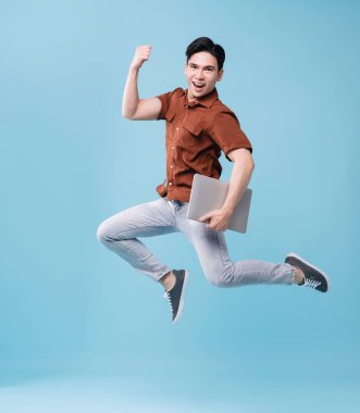 Arkaplanda Asyalı genç bir adamın resmi