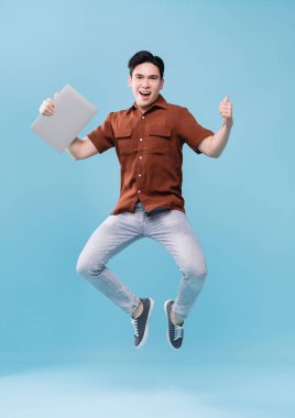 Arkaplanda Asyalı genç bir adamın resmi