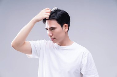 Arka planda genç Asyalı erkek saç bakımı
