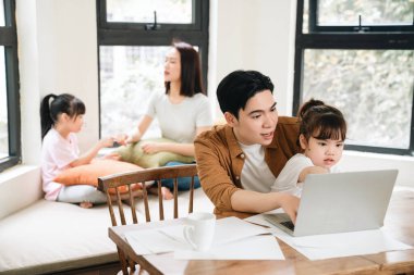 Genç Asyalı aile evde.