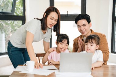Genç Asyalı aile evde.