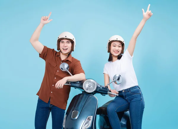 Arka Planda Genç Asyalı Çift Scooter Kullanıyor — Stok fotoğraf