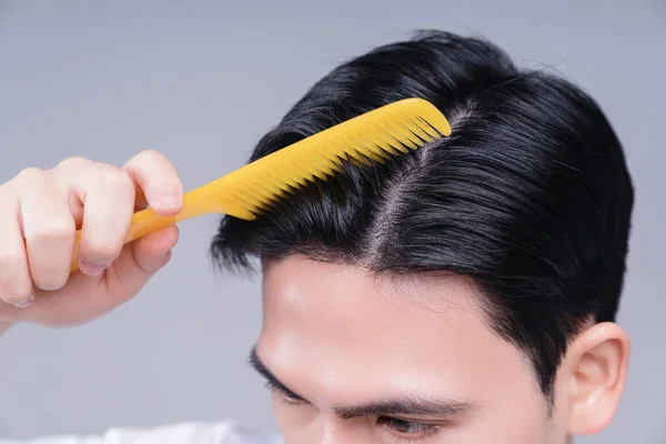 Bild Des Jungen Asiatischen Mannes Haarpflege Auf Hintergrund — Stockfoto