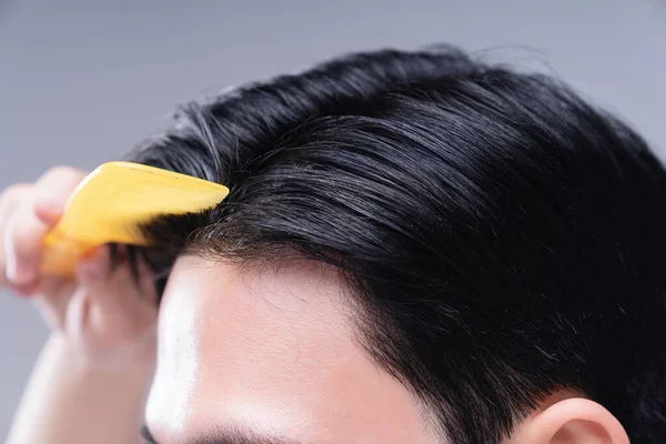 Bild Des Jungen Asiatischen Mannes Haarpflege Auf Hintergrund — Stockfoto