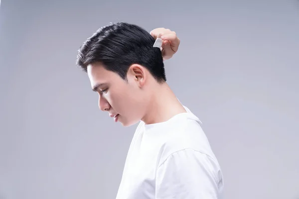 Изображение Молодой Азиатский Мужчина Уход Волосами Заднем Плане — стоковое фото