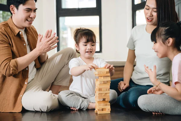 Genç Asyalı aile evde.
