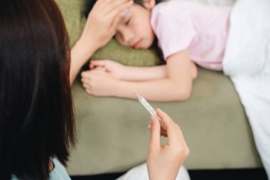 Evde Asyalı bir çocuğun resmi