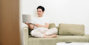 Evdeki genç Asyalı adamın görüntüsü