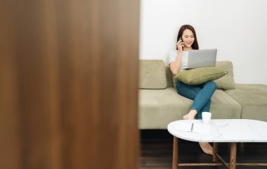 Evde genç bir Asyalı kadın resmi