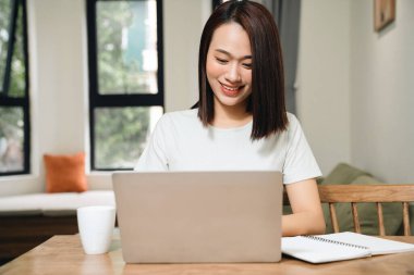 Evde genç bir Asyalı kadın resmi