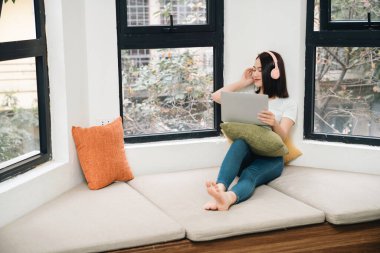 Evde genç bir Asyalı kadın resmi