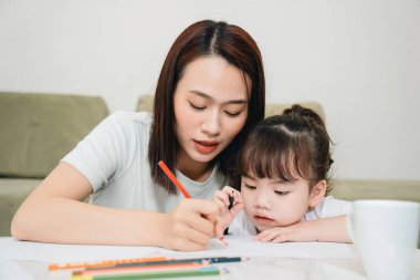 Evde genç bir Asyalı anne ve kızın görüntüsü