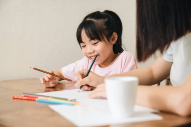 Evde genç bir Asyalı anne ve kızın görüntüsü