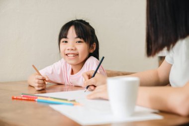 Evde genç bir Asyalı anne ve kızın görüntüsü