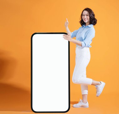 Arka planda genç Asyalı bir kadının fotoğrafı