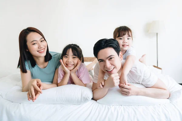 Ung Asiatisk Familj Sängen Stockbild