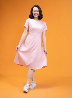 Arka planda genç Asyalı bir kadının fotoğrafı