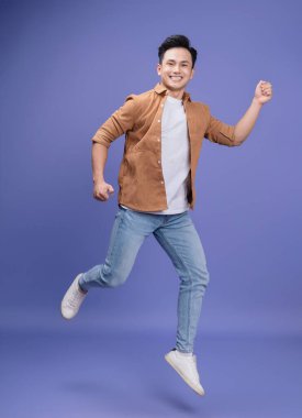 Arka planda genç Asyalı adamın fotoğrafı