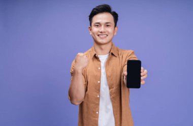 Arka planda genç Asyalı adamın fotoğrafı