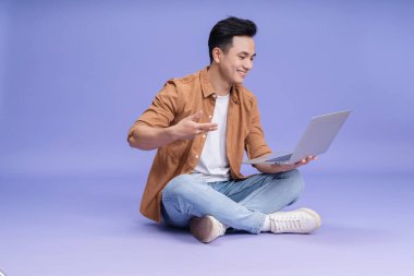 Arka planda genç Asyalı adamın fotoğrafı