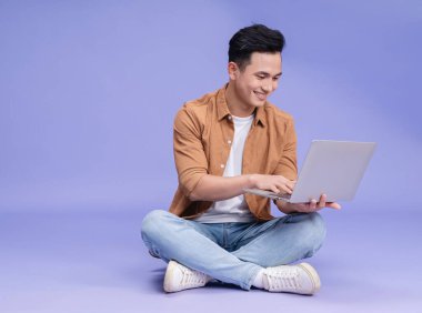 Arka planda genç Asyalı adamın fotoğrafı