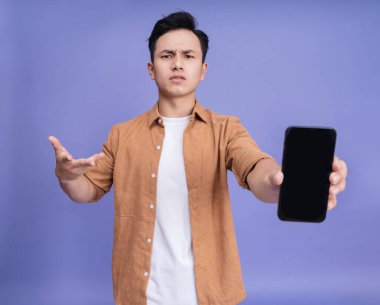 Arka planda genç Asyalı adamın fotoğrafı