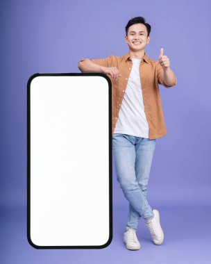 Arka planda genç Asyalı adamın fotoğrafı