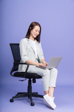 Arka planda Asyalı genç iş kadınının fotoğrafı