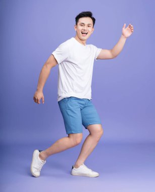 Arka planda genç Asyalı adamın fotoğrafı