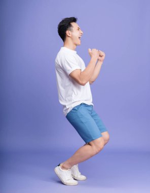 Arka planda genç Asyalı adamın fotoğrafı