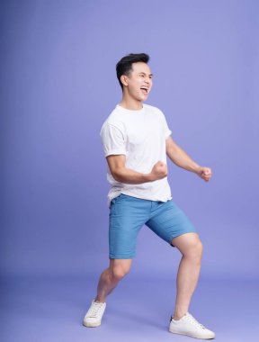 Arka planda genç Asyalı adamın fotoğrafı