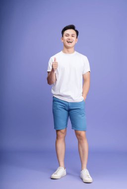 Arka planda genç Asyalı adamın fotoğrafı