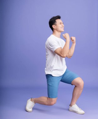 Arka planda genç Asyalı adamın fotoğrafı