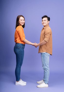 Arka planda genç Asyalı çiftin fotoğrafı