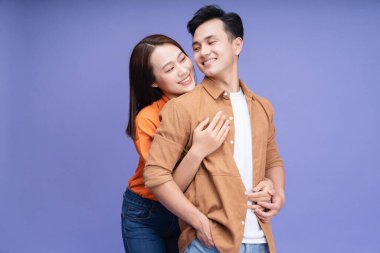 Arka planda genç Asyalı çiftin fotoğrafı