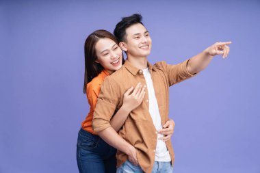 Arka planda genç Asyalı çiftin fotoğrafı