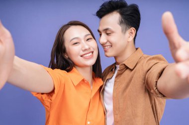 Arka planda genç Asyalı çiftin fotoğrafı