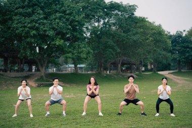 Grup Asyalılar parkta egzersiz yapıyor