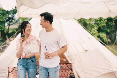 Genç Asyalı çift dışarıda kamp yapıyor.