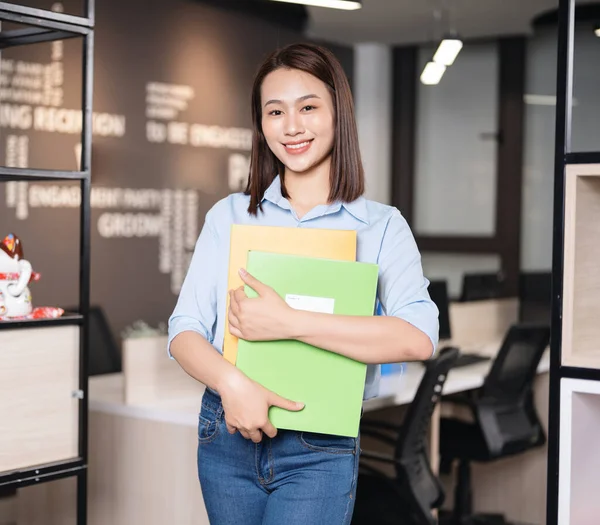 Foto Jovem Empresária Asiática Trabalhando Escritório — Fotografia de Stock